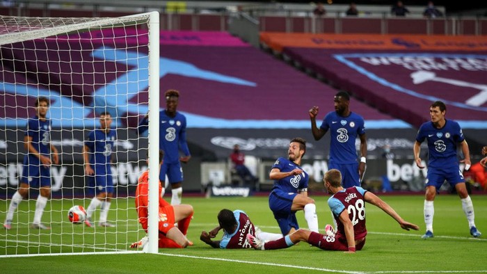 LONDON, ENGLAND - JULY 01: Tomas Soucek of West Ham scores a goal that is later disallowed with a VAR offside decision during the Premier League match between West Ham United and Chelsea FC at London Stadium on July 01, 2020 in London, England. Football Stadiums around Europe remain empty due to the Coronavirus Pandemic as Government social distancing laws prohibit fans inside venues resulting in all fixtures being played behind closed doors. (Photo by Julian Finney/Getty Images)