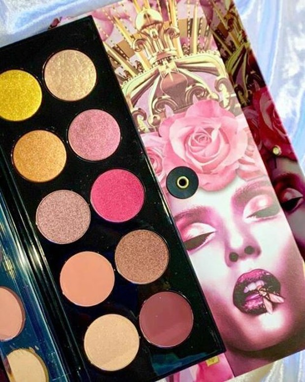 Pat McGrath Eyeshadow/Instagram.com/patmcgrathreal Mempunyai 10 warna yang membuat mata lebih mencolok.