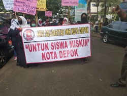 Banyak Siswa Miskin Ditolak di Sekolah Negeri Depok, Massa Demo di Balai Kota