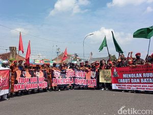 Massa Ormas Demo Tolak RUU HIP di Kantor DPRD Kota Tegal