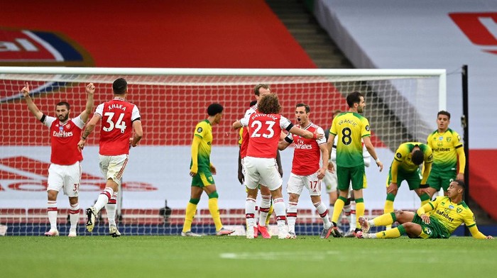 LONDON, ENGLAND - JULY 01: Cedric Soares of Arsenal celebrates with teammate David Luiz after scoring his teams fourth goal during the Premier League match between Arsenal FC and Norwich City at Emirates Stadium on July 01, 2020 in London, England. Football Stadiums around Europe remain empty due to the Coronavirus Pandemic as Government social distancing laws prohibit fans inside venues resulting in all fixtures being played behind closed doors. (Photo by Shaun Botterill/Getty Images)