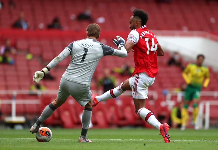 LONDON, ENGLAND - JULY 01: Pierre-Emerick Aubameyang of Arsenal scores his teams first goal during the Premier League match between Arsenal FC and Norwich City at Emirates Stadium on July 01, 2020 in London, England. Football Stadiums around Europe remain empty due to the Coronavirus Pandemic as Government social distancing laws prohibit fans inside venues resulting in all fixtures being played behind closed doors. (Photo by Mike Egerton/Pool via Getty Images)