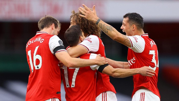 LONDON, ENGLAND - JULY 01: Cedric Soares of Arsenal celebrates with teammates after scoring his teams fourth goal during the Premier League match between Arsenal FC and Norwich City at Emirates Stadium on July 01, 2020 in London, England. Football Stadiums around Europe remain empty due to the Coronavirus Pandemic as Government social distancing laws prohibit fans inside venues resulting in all fixtures being played behind closed doors. (Photo by Richard Heathcote/Getty Images)