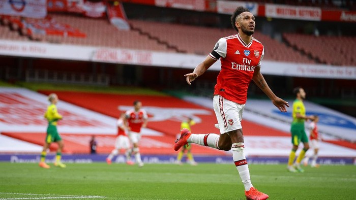 LONDON, ENGLAND - JULY 01: Pierre-Emerick Aubameyang of Arsenal celebrates after scoring his teams third goal during the Premier League match between Arsenal FC and Norwich City at Emirates Stadium on July 01, 2020 in London, England. Football Stadiums around Europe remain empty due to the Coronavirus Pandemic as Government social distancing laws prohibit fans inside venues resulting in all fixtures being played behind closed doors. (Photo by Richard Heathcote/Getty Images)