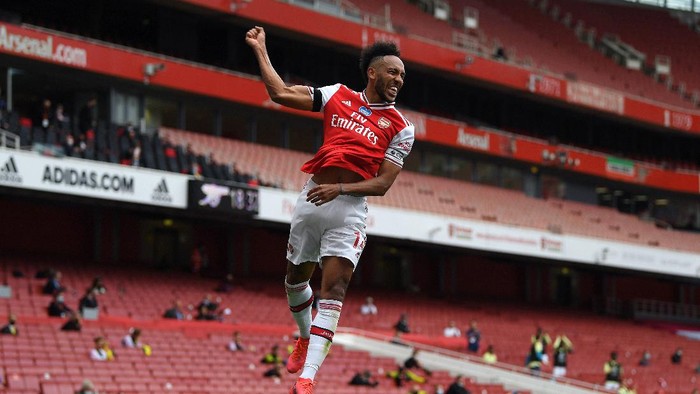 LONDON, ENGLAND - JULY 01: Pierre-Emerick Aubameyang of Arsenal celebrates after scoring his teams first goal during the Premier League match between Arsenal FC and Norwich City at Emirates Stadium on July 01, 2020 in London, England. Football Stadiums around Europe remain empty due to the Coronavirus Pandemic as Government social distancing laws prohibit fans inside venues resulting in all fixtures being played behind closed doors. (Photo by Shaun Botterill/Getty Images)