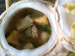 Uniknya Bakso Degan, Bakso Dalam Kelapa Muda yang Kenyal Gurih