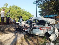 MPV di Lamongan Tertabrak KA, Seorang Balita Tewas