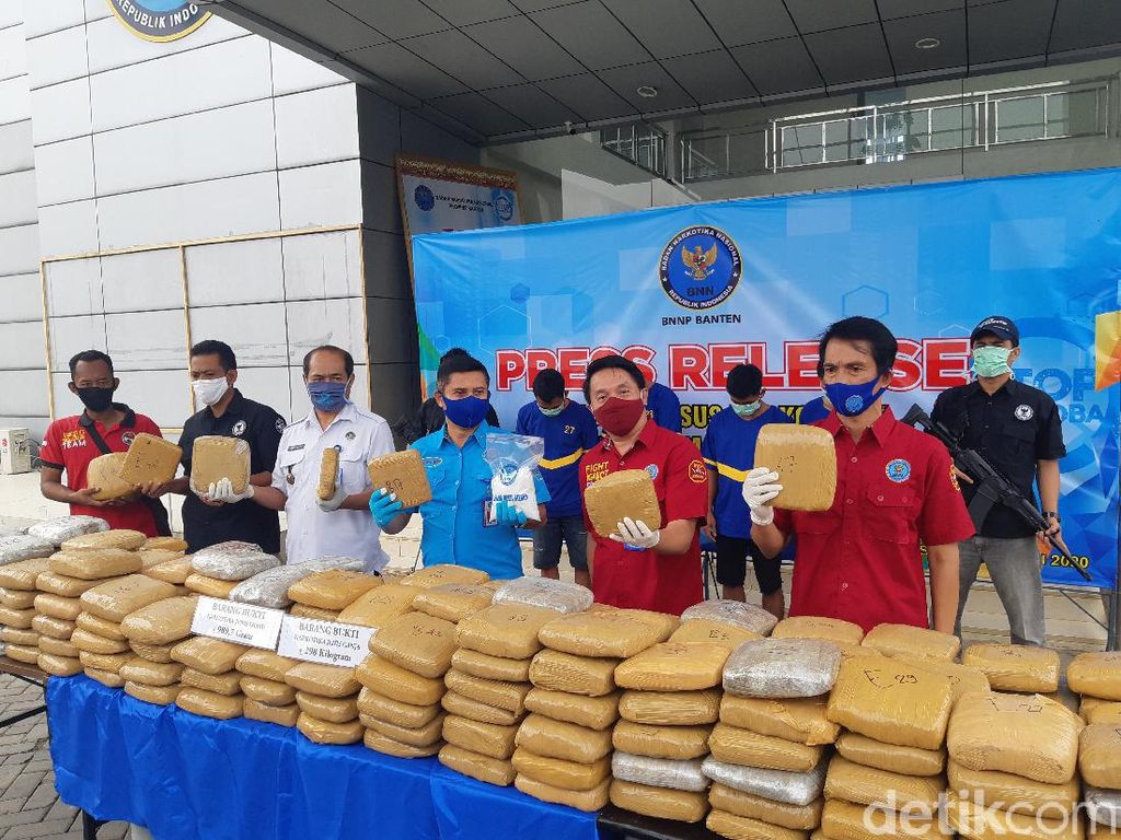 BNN Banten Gagalkan Penyelundupan 298 Kg Ganja via Pelabuhan Merak BNN Banten Gagalkan Penyelundupan 298 Kg Ganja via Pelabuhan Merak
