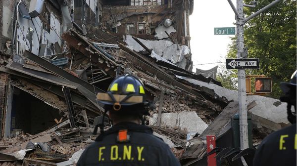 Gedung Bertingkat di Brooklyn Roboh
