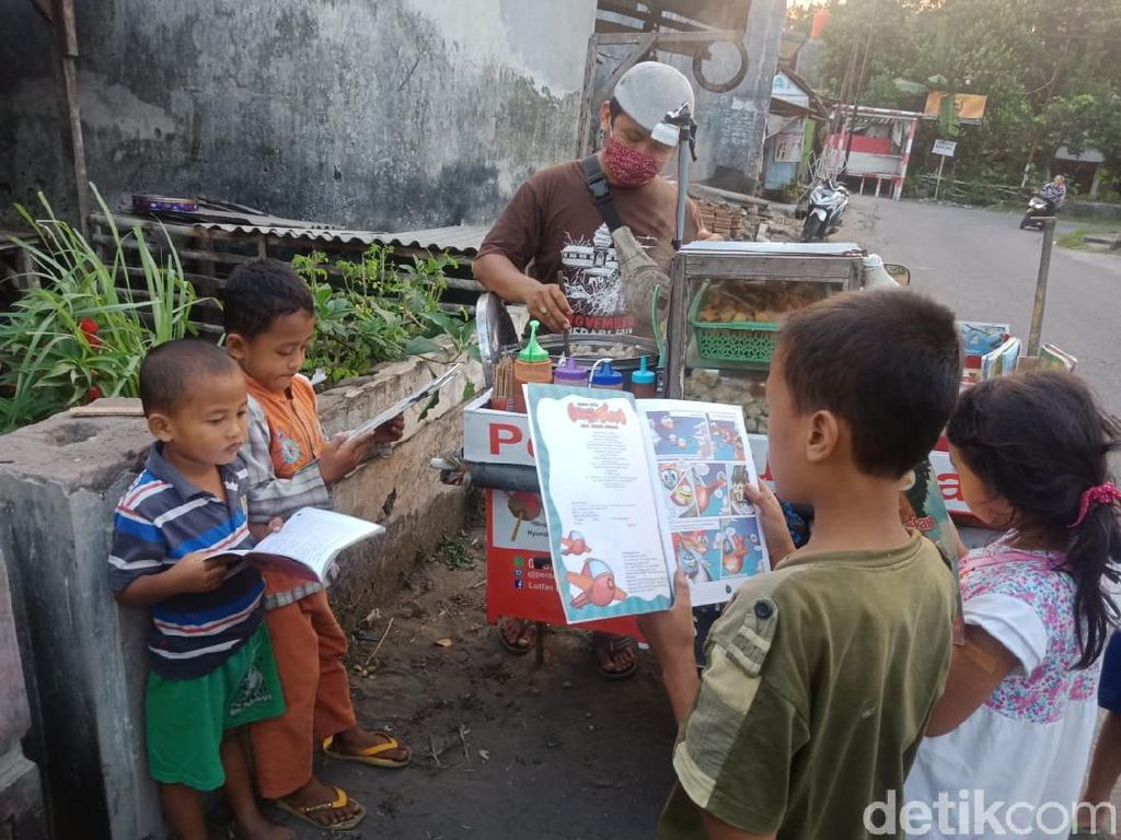 Penjual Pentol Ini Jualan Sambil Bawa Buku, Cegah Anak Kecanduan Gawai