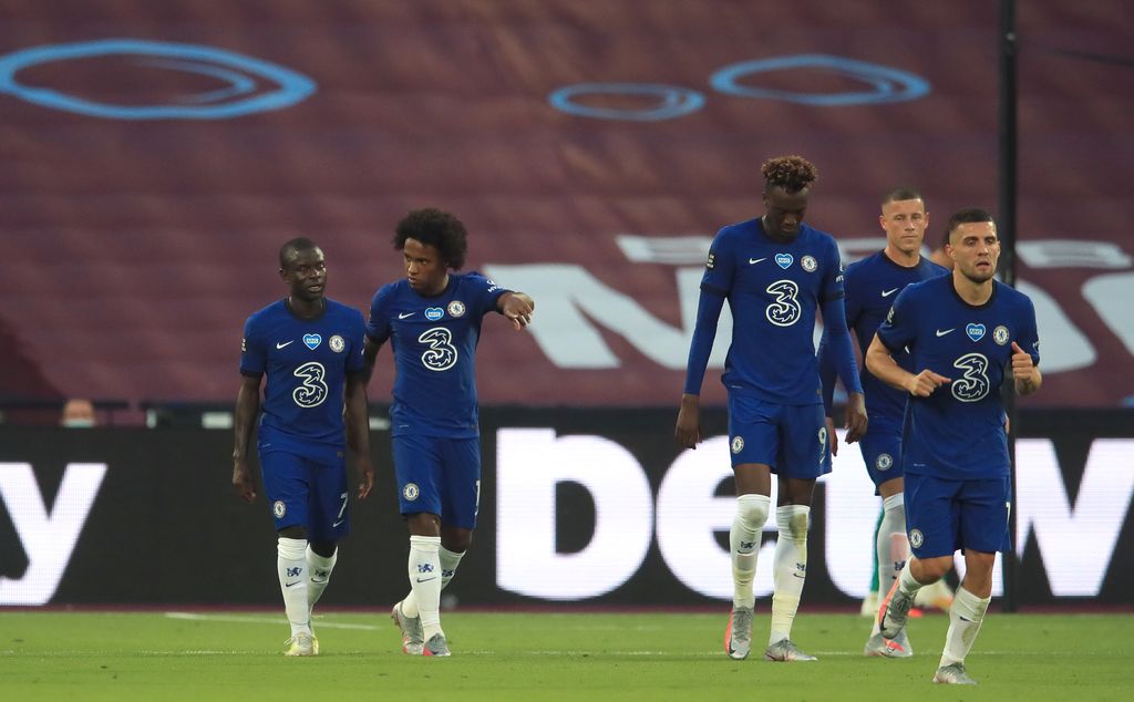 LONDON, ENGLAND - JULY 01: Willian of Chelsea (2-L) celebrates after scoring his team's first goal from a penalty with team mates during the Premier League match between West Ham United and Chelsea FC at London Stadium on July 01, 2020 in London, England. Football Stadiums around Europe remain empty due to the Coronavirus Pandemic as Government social distancing laws prohibit fans inside venues resulting in all fixtures being played behind closed doors. (Photo by Adam Davy/Pool via Getty Images)