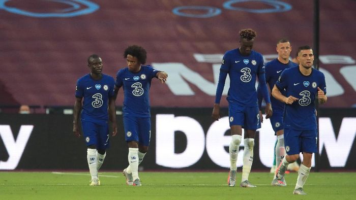 Chelsea LONDON, ENGLAND - JULY 01: Willian of Chelsea (2-L) celebrates after scoring his teams first goal from a penalty with team mates during the Premier League match between West Ham United and Chelsea FC at London Stadium on July 01, 2020 in London, England. Football Stadiums around Europe remain empty due to the Coronavirus Pandemic as Government social distancing laws prohibit fans inside venues resulting in all fixtures being played behind closed doors. (Photo by Adam Davy/Pool via Getty Images)
