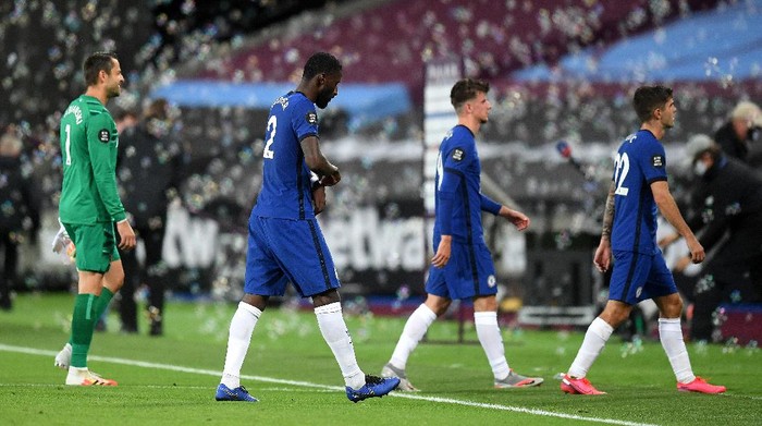LONDON, ENGLAND - JULY 01: Chelsea players leave the pitch dejected following the Premier League match between West Ham United and Chelsea FC at London Stadium on July 01, 2020 in London, England. Football Stadiums around Europe remain empty due to the Coronavirus Pandemic as Government social distancing laws prohibit fans inside venues resulting in all fixtures being played behind closed doors. (Photo by Michael Regan/Getty Images)