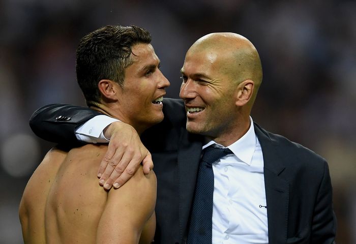Cristiano Ronaldo dan Zinedine Zidane MILAN, ITALY - MAY 28: Real Madrid head coach Zinedine Zidane hugs a smiling Cristiano Ronaldo of Real Madrid after the UEFA Champions League Final match between Real Madrid and Club Atletico de Madrid at Stadio Giuseppe Meazza on May 28, 2016 in Milan, Italy. (Photo by Laurence Griffiths/Getty Images)