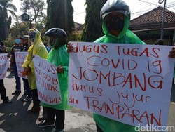 Tuntut Transparansi Anggaran COVID-19, Warga Jombang Demo Pakai Jas Hujan