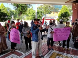 Wali Murid Demo ke DPRD Surabaya Soal Ruwetnya Sistem PPDB SMP