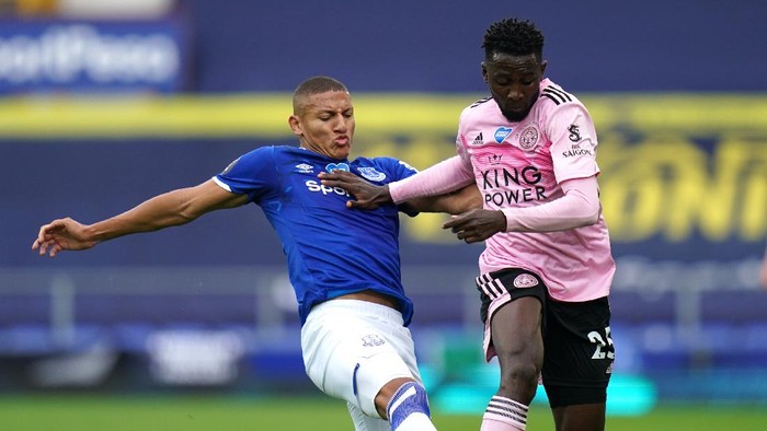 LIVERPOOL, ENGLAND - JULY 01: Richarlison of Everton and Wilfred Ndidi of Leicester City battle for the ball during the Premier League match between Everton FC and Leicester City at Goodison Park on July 01, 2020 in Liverpool, England. Football Stadiums around Europe remain empty due to the Coronavirus Pandemic as Government social distancing laws prohibit fans inside venues resulting in all fixtures being played behind closed doors. (Photo by Jon Super/Pool via Getty Images)