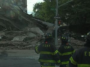 Gedung Tiga Lantai di New York Runtuh