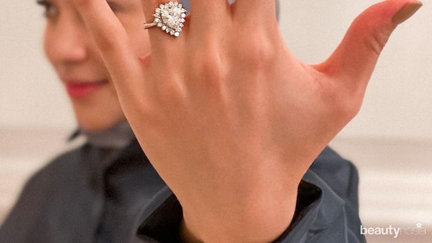 Nikita Willy memamerkan sebuah cincin berlian cantik dan mewah yang menghiasi jari manisnya.