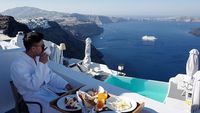 Indra Priawan Saat Menikmati Kopi di Santorini hingga Rwanda