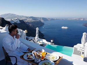 Indra Priawan Saat Menikmati Kopi di Santorini hingga Rwanda Indra Priawan Saat Menikmati Kopi di Santorini hingga Rwanda