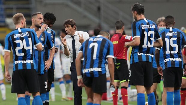 MILAN, ITALY - JULY 01:  FC Internazionale coach Antonio Conte speaks with his players during the cooling break during the Serie A match between FC Internazionale and Brescia Calcio at Stadio Giuseppe Meazza on July 1, 2020 in Milan, Italy.  (Photo by Emilio Andreoli/Getty Images)