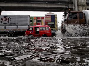 Jalan Yos Sudarso Jakut Tergenang Imbas Diguyur Hujan