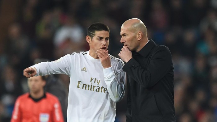 MADRID, SPAIN - FEBRUARY 06: James Rodriguez of Real Madrid talks with his manager Zinedine Zidane during the Copa del Rey Quarter Final at Estadio Santiago Bernabeu on February 06, 2020 in Madrid, Spain. (Photo by Denis Doyle/Getty Images)