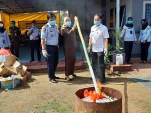 Kejari Makassar Musnahkan Narkoba hingga Kosmetik