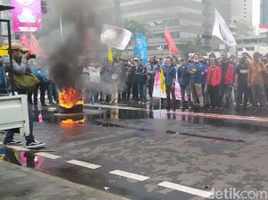Mahasiswa Tuntut Keringanan UKT di Kemendikbud Bakar Ban, Lalin Padat