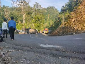 Minibus Terguling di Tanjakan Panganten Garut, Semua Penumpang Selamat