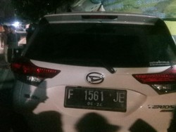 Sopir Diduga Mengantuk, Mobil Seruduk 3 Pemotor hingga Warung Kopi di Jaktim