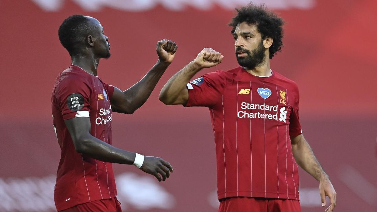 Sadio Mane dan Mohamed Salah berpisah jalan. (Foto: AP/Paul Ellis)