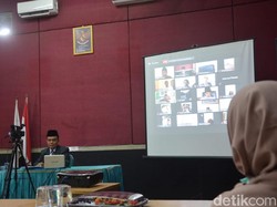 Keren, Pasien COVID-19 di Blitar Tuntaskan Disertasi di Balik Ruang Isolasi