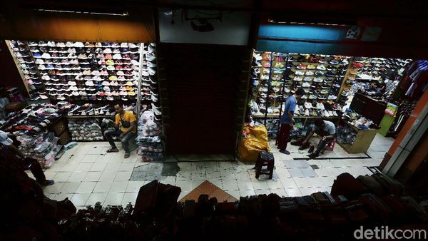Pemburu Sepatu Hilang, Pasar Taman Puring Sepi Pembeli