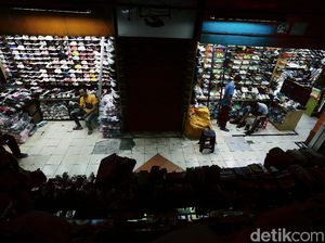Pemburu Sepatu Hilang, Pasar Taman Puring Sepi Pembeli