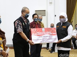 Khofifah Bantu Sembako 2.300 Lansia yang Rentan Terpapar COVID-19