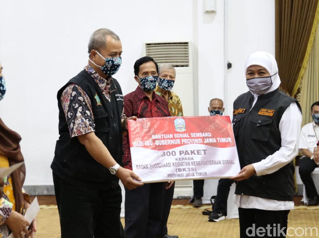 Khofifah Bantu Sembako 2.300 Lansia yang Rentan Terpapar COVID-19 Khofifah Bantu Sembako 2.300 Lansia yang Rentan Terpapar COVID-19