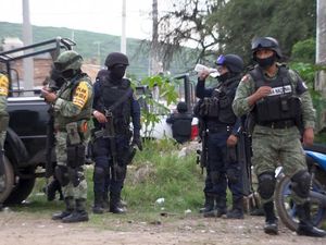 Konvoi Polisi Meksiko Diserang, 13 Orang Tewas Konvoi Polisi Meksiko Diserang, 13 Orang Tewas