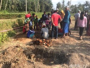 Susunan Batu Bata Ditemukan Berdasarkan Mimpi, Warga Jember Penasaran Susunan Batu Bata Ditemukan Berdasarkan Mimpi, Warga Jember Penasaran