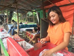Penghasilan Penjual Es Tebu Cantik di Mojokerto Bikin Geleng-geleng Kepala