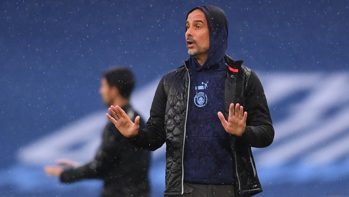 MANCHESTER, ENGLAND - JUNE 17: Pep Guardiola, Manager of Manchester City gives his team instructions during the Premier League match between Manchester City and Arsenal FC at Etihad Stadium on June 17, 2020 in Manchester, United Kingdom. (Photo by Laurence Griffiths/Getty Images)