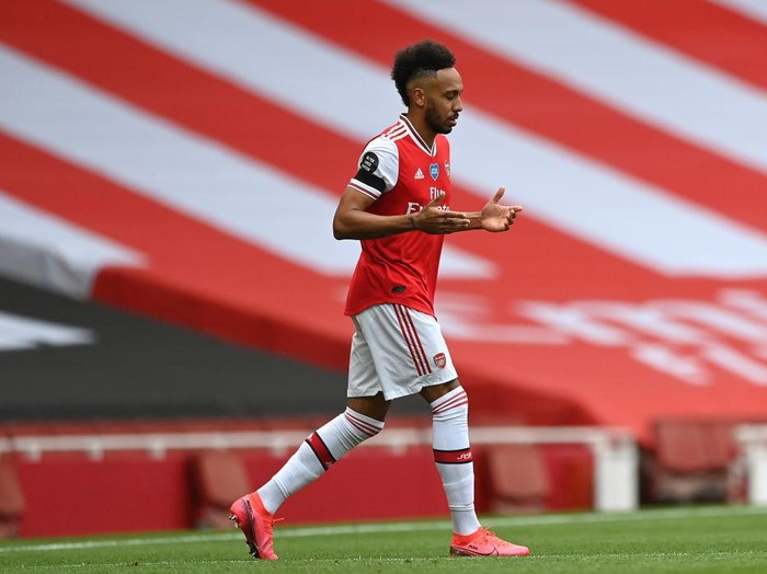 LONDON, ENGLAND - JULY 01: Pierre-Emerick Aubameyang of Arsenal walks onto pitch ahead of the Premier League match between Arsenal FC and Norwich City at Emirates Stadium on July 01, 2020 in London, England. Football Stadiums around Europe remain empty due to the Coronavirus Pandemic as Government social distancing laws prohibit fans inside venues resulting in all fixtures being played behind closed doors. (Photo by Shaun Botterill/Getty Images)
