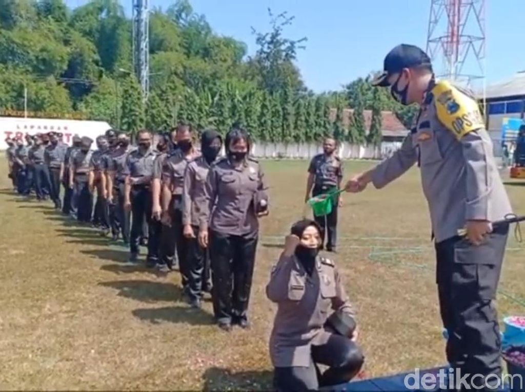 Naik Pangkat, 54 Polisi Madiun Ritual Mandi Kembang Naik Pangkat, 54 Polisi Madiun Ritual Mandi Kembang
