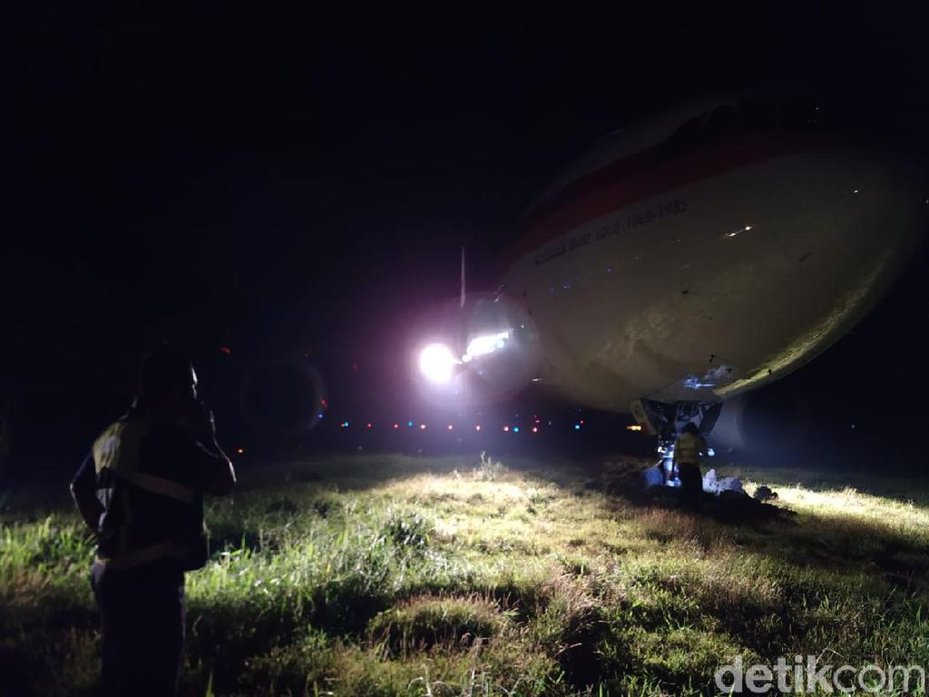 Dini Hari, Petugas Masih Evakuasi Pesawat Garuda Tergelincir di Bandara Hasanuddin Dini Hari, Petugas Masih Evakuasi Pesawat Garuda Tergelincir di Bandara Hasanuddin