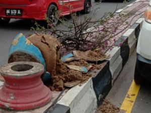 Puluhan Pot Bunga di Jalanan Palembang Pecah, Diduga Sengaja Dirusak