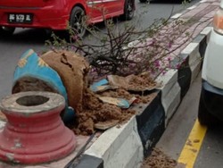 Puluhan Pot Bunga di Jalanan Palembang Pecah, Diduga Sengaja Dirusak