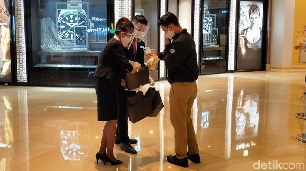Foto: Penerapan Kantong Belanja Ramah Lingkungan di Pusat Perbelanjaan