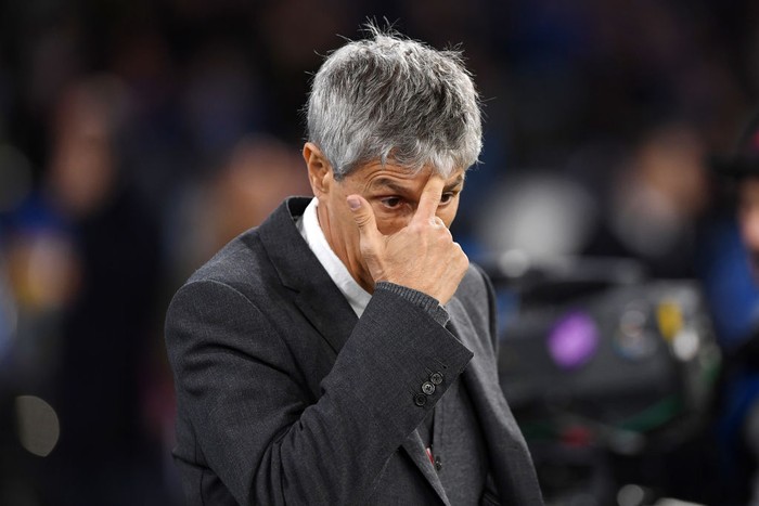 NAPLES, ITALY - FEBRUARY 25: Quique Setien FC Barcelona coach stands disappointed during the UEFA Champions League round of 16 first leg match between SSC Napoli and FC Barcelona at Stadio San Paolo on February 25, 2020 in Naples, Italy. (Photo by Francesco Pecoraro/Getty Images)