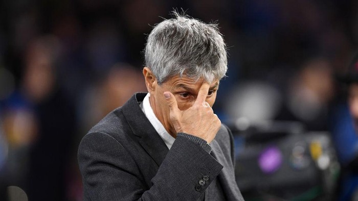 NAPLES, ITALY - FEBRUARY 25: Quique Setien FC Barcelona coach stands disappointed during the UEFA Champions League round of 16 first leg match between SSC Napoli and FC Barcelona at Stadio San Paolo on February 25, 2020 in Naples, Italy. (Photo by Francesco Pecoraro/Getty Images)